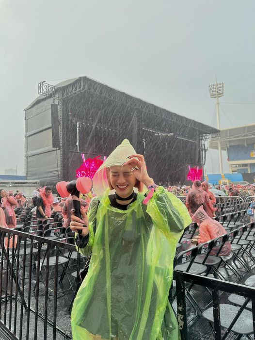 Vì đam mê dành cho Blackpink, Mỹ Duyên 'bất chấp' cơn mưa rào để đến sân vận động Mỹ Đình