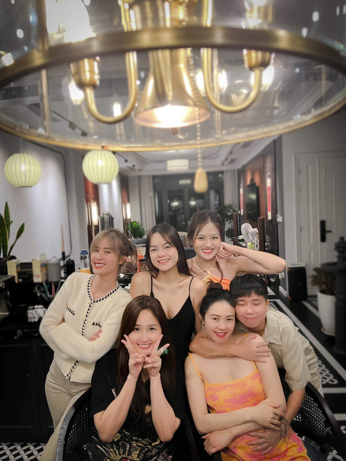 Mới đây nhất, cô cũng đã gặp gỡ hội bạn bè thân thiết trước khi 'vượt cạn' 