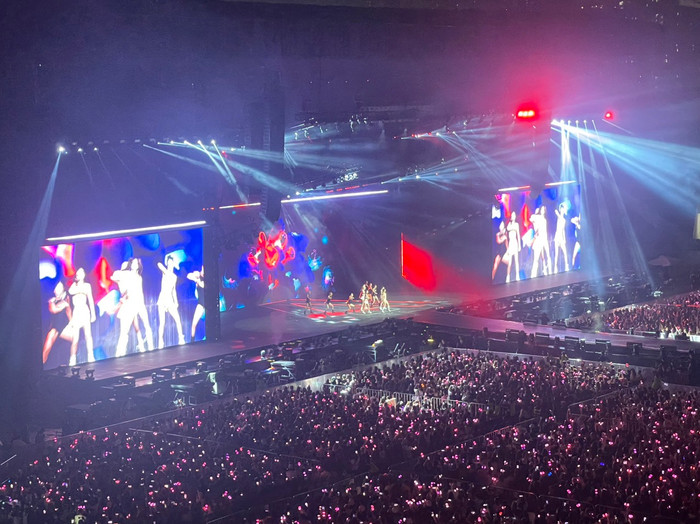Sự xuất hiện của Blackpink trên sân khấu trong những giây phút đầu tiên tại sân vận động Mỹ Đình đã làm cho đông đảo khán giả không ngừng hò reo, hạnh phúc