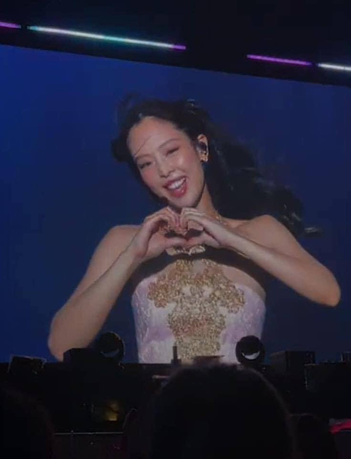 Trước tình cảm đong đầy của khán giả Việt, Jennie (Blackpink) đã chủ động 'thả tim' khi đang biểu diễn
