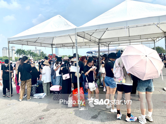Bất chấp thời tiết nắng nóng, nhiều khán giả vẫn kiên nhẫn đứng đợi để đến gần hơn với các cô nàng Blackpink