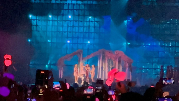 Bốn thành viên nhóm nhạc Blackpink tự tin thể hiện những ca khúc đã làm nên tên tuổi của cả nhóm, dù đây là lần đầu tiên biểu diễn trên dải đất hình chữ S nhưng Blackpink không hề bối rối, mất tự nhiên