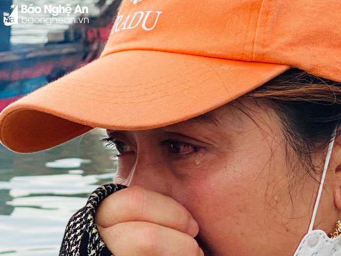 Bà Trần Thị Hồng ở xã Quỳnh Long khóc cạn nước mắt khi con tàu tiền tỷ bị cháy. (Ảnh: Báo Nghệ An)&nbsp;