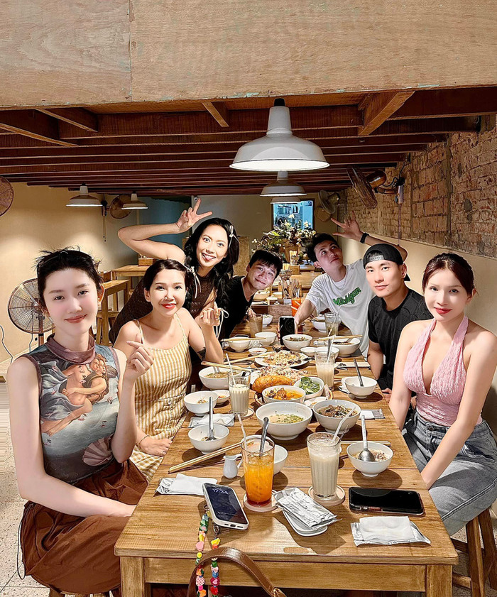 Kiều Minh Tuấn vẫn duy trì tình bạn thân thiết với nhiều nghệ sĩ đình đám trong giới showbiz. Anh được đa số đồng nghiệp yêu mến bởi tính cách thâ thiện, không ngần ngại 'rũ bỏ' hình tượng để hoàn thành công việc