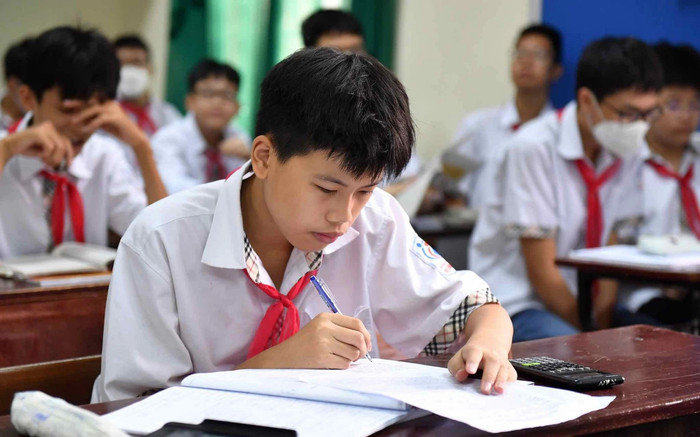 Điểm chuẩn xét tuyển vào lớp 10 trường công lập và các lớp chuyên tại Hà Nội tăng mạnh Ảnh 2