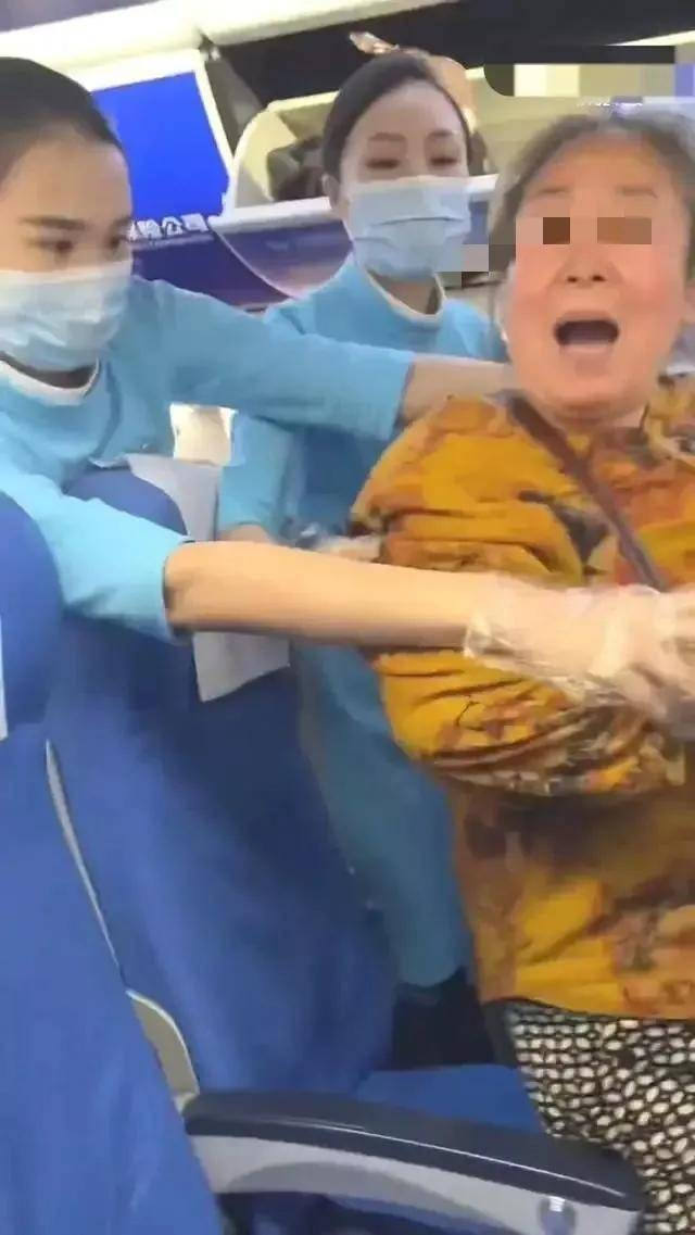 Ỷ mình có bệnh, cụ bà mắng cô gái cùng chuyến bay vì không chịu đổi chỗ ngồi Ảnh 1