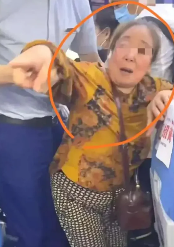 Ỷ mình có bệnh, cụ bà mắng cô gái cùng chuyến bay vì không chịu đổi chỗ ngồi Ảnh 2