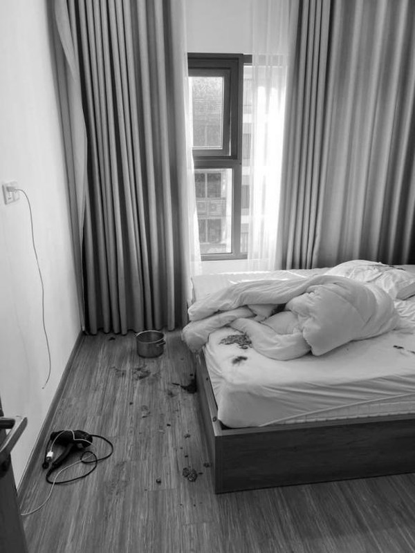 Không chỉ bày bừa đồ ăn khắp phòng, nhóm người thuê phòng còn làm vương vãi thức ăn lên chăn, nệm của homestay