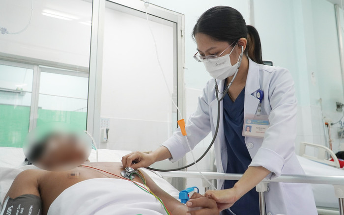 Người đàn ông nhập viện khẩn kèm con rắn hổ chúa nặng 2kg Ảnh 2