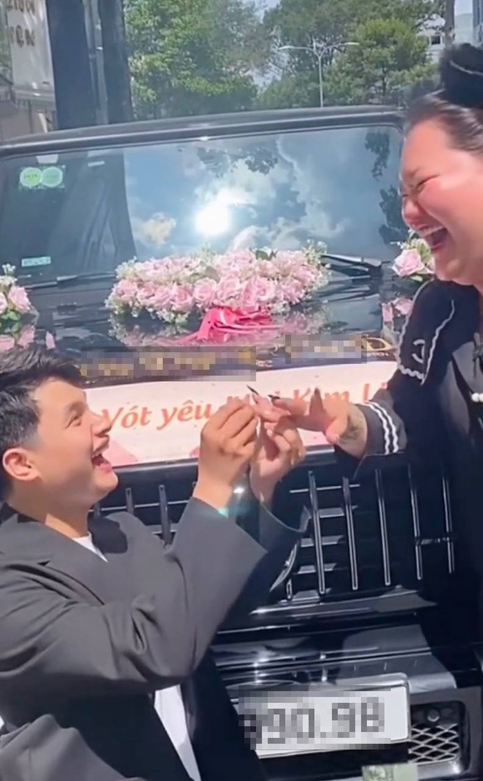 Khoảnh khắc cô được Hải Vót trao nhẫn cũng viral không kém