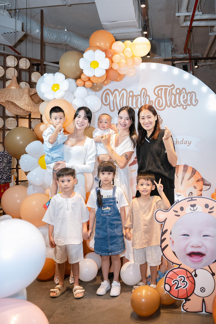 Dù bận rộn công việc, thế nhưng hội bạn luôn dành thời gian để có mặt cùng nhau trong các bữa tiệc