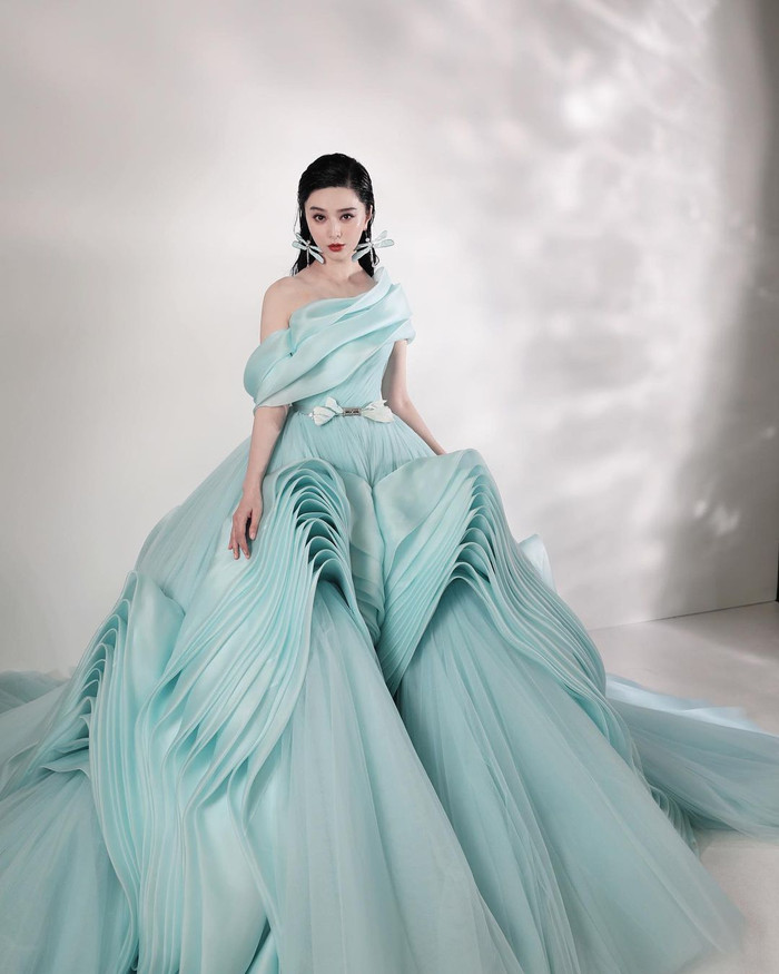 Là diễn viên Hoa ngữ, nhưng sức hút của Phạm Băng Băng tại các buổi trình diễn thời trang Châu Âu lại không hề thua kém Châu Á. 