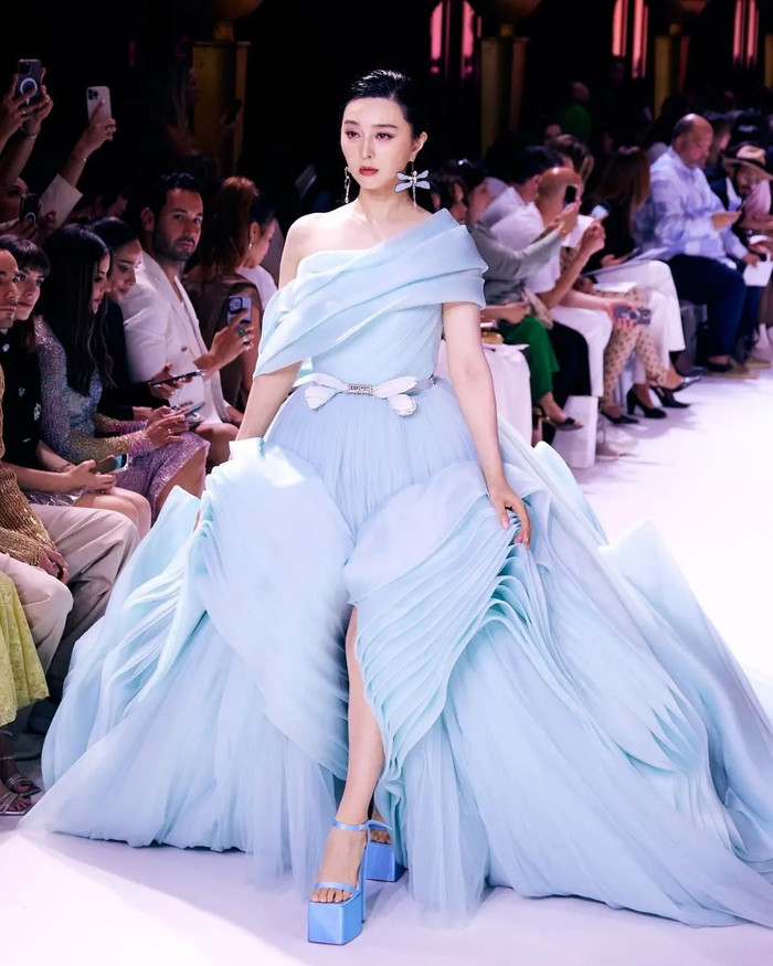 Cận cảnh màn catwalk ở vị trí vedette của Phạm Băng Băng. 