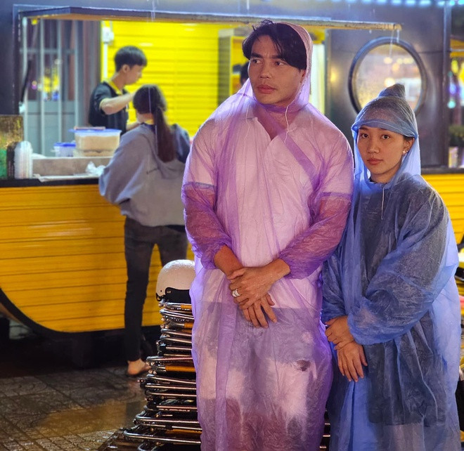 Lê Dương Bảo Lâm và bà xã Quỳnh Quỳnh kinh doanh quán nước ở quê nhà.