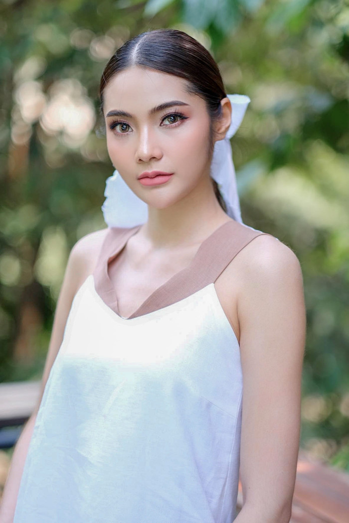 Dải sash Lào vẫn chưa tạo được dấu ấn tại cuộc thi Miss Grand International, năm ngoái đàn chị Phoutsavanh Vongkhamxao cũng không lọt Top 20. Khán giả quê nhà đang kỳ vọng cô sẽ làm nên chuyện tai mùa giải năm nay. 