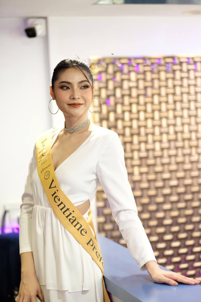 Người đẹp đến từ thủ đô Viêng Chăn từng tham gia cuộc thi Hoa hậu Lào 2015 và đoạt danh hiệu Á hậu 4. Sau 8 năm hoàn thiện bản thân, cô đã tỏa sáng và đăng quang Hoa hậu Hòa bình Lào 2023 thuyết phục. 