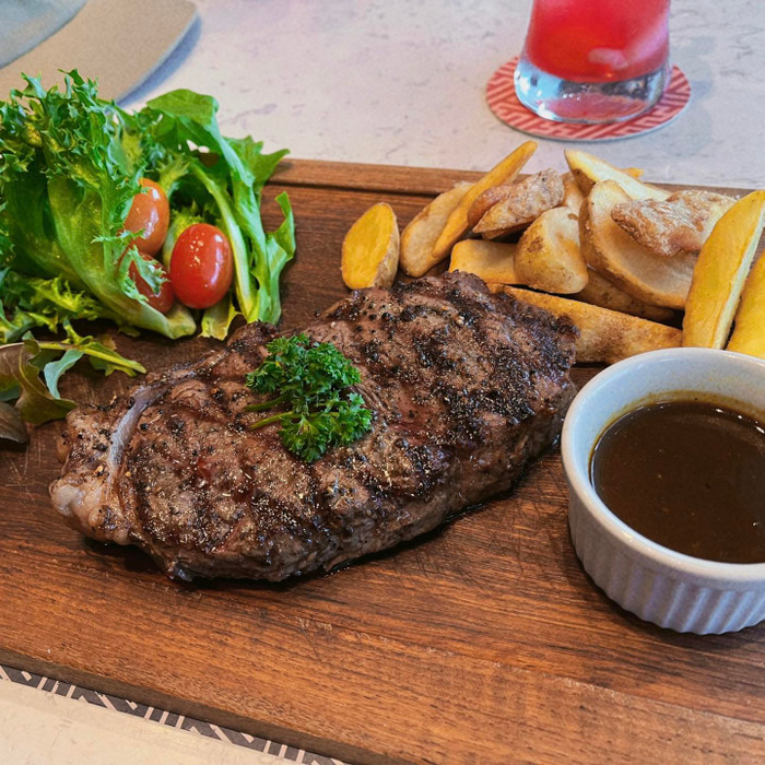 Nữ diễn viên trổ tài vào bếp, khéo léo trình bày món ăn khá đẹp mắt, trau chuốt. (Ảnh: FBNV)