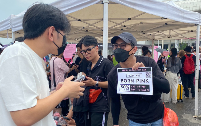 Không khí nhộn nhịp, đông đúc trước giờ G concert Blackpink ngày thứ 2 Ảnh 2