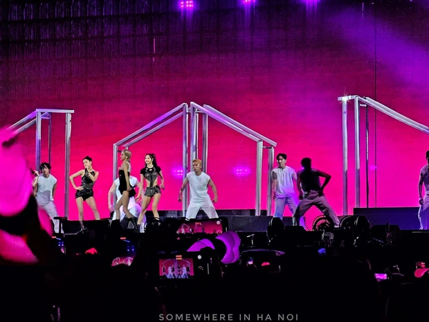 Jennie (BLACKPINK) gặp sự cố trang phục trong đêm concert ngày đầu tiên Ảnh 4