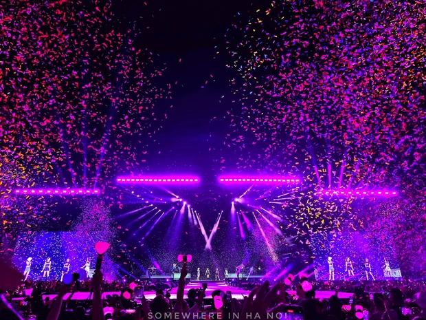 Nhiều khán giả vẫn còn dư âm sau đêm concert ngày đầu tiên (Ảnh: Somewhere in Ha Noi)