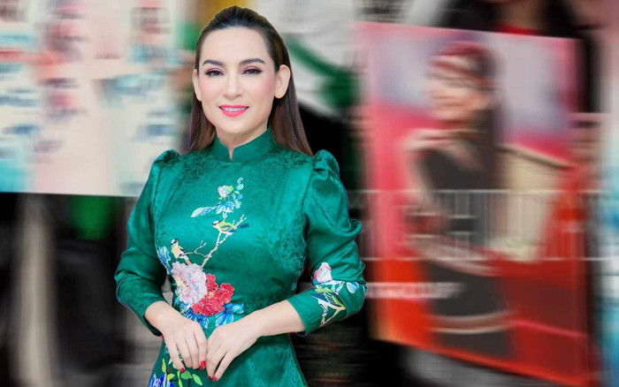 Xuất hiện đám đông ôm ảnh Phi Nhung: Câu chuyện đằng sau khiến ai cũng xúc động Ảnh 2