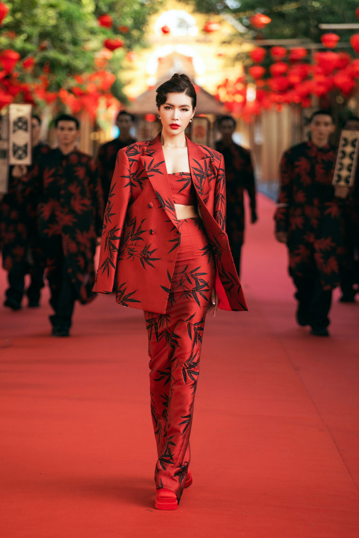 Minh Tú diện trang phục mang hơi hướng menswear bằng set blazer cùng crop top và chân váy bút chì đậm chất Á Đông. Cô nàng bước ra trong thần thái mạnh mẽ, cuốn hút của một người phụ nữ đẹp Á Đông. 