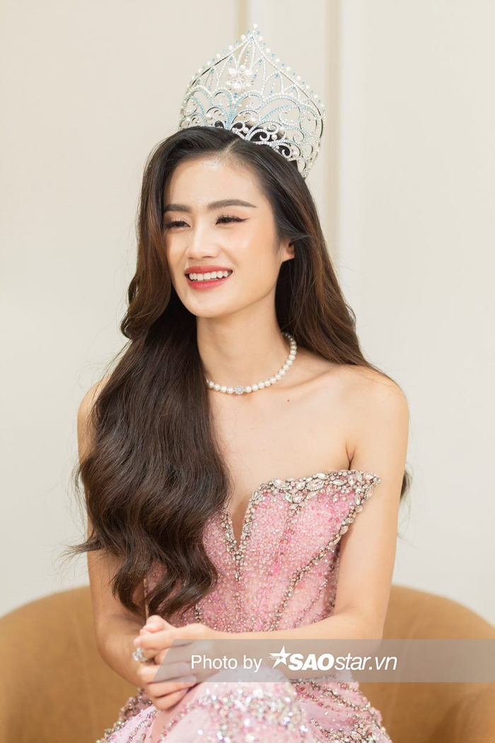 Hoa hậu Ý Nhi đang trở thành nhân vật nhận được chú ý nhất kể từ khi kế nhiệm Mai Phương. Bên cạnh chuyện tình cảm, nàng hậu còn nhận về nhiều chỉ trích trong các buổi phỏng vấn gần đây vì những phát ngôn thiếu chín chắn.