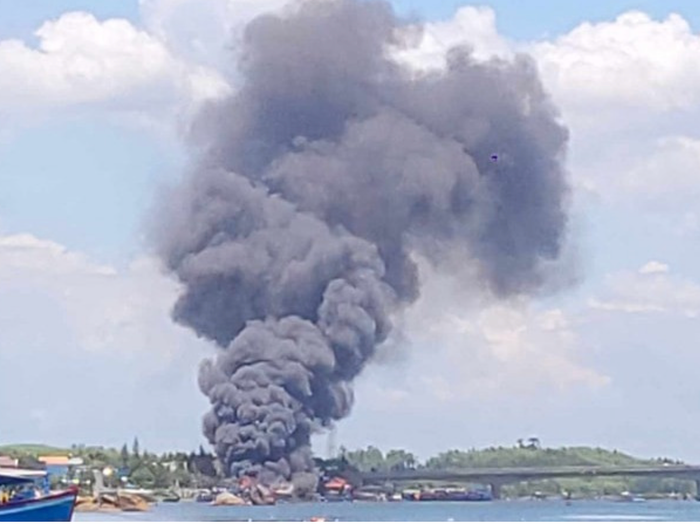 Lửa bốc lên ngùn ngụt, thiêu đốt quán ăn nổi trên sông Trà Bồng Ảnh 1