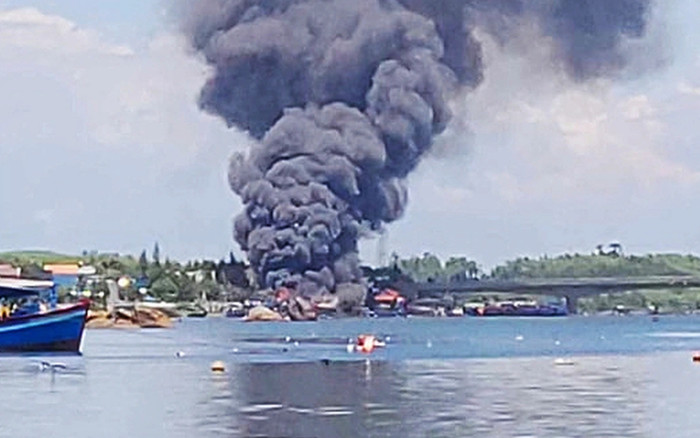 Lửa bốc lên ngùn ngụt, thiêu đốt quán ăn nổi trên sông Trà Bồng Ảnh 2