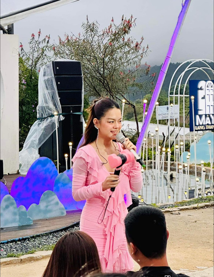 Khi đi biểu diễn, Phạm Quỳnh Anh đã bắt gặp khán giả mang lightstick Blackpink. Nữ ca sĩ vui vẻ cho biết: 'Có bạn khán giả đến show mang theo cây búa làm tôi tưởng đi lộn show chứ'