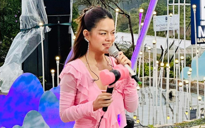 Phạm Quỳnh Anh diện váy trễ nải, thừa nhận 'nghiện nặng' Blackpink Ảnh 2