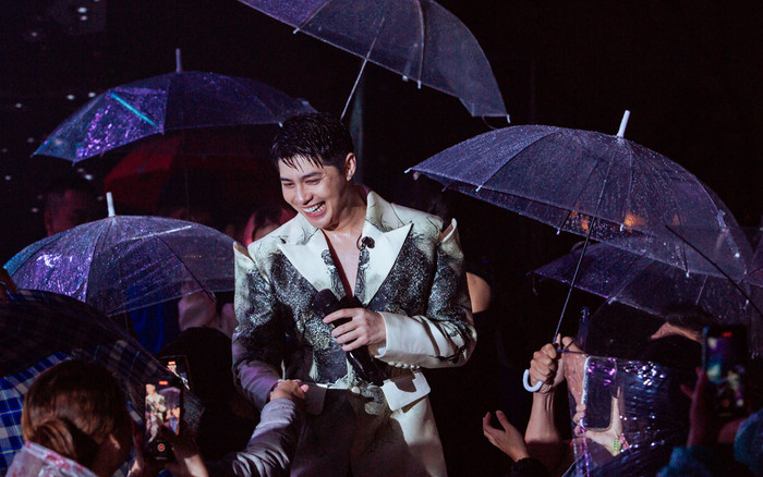 Noo Phước Thịnh 'mướt mồ hôi', biểu diễn cực sung cùng cả trăm khán giả dưới mưa Ảnh 2