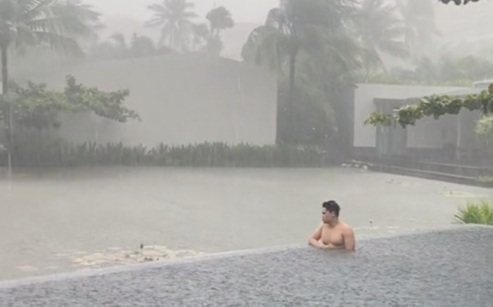 Dành tiền đi Phú Quốc ở hồ bơi vô cực, chàng trai 'khóc thét' khi thấy cảnh này Ảnh 2