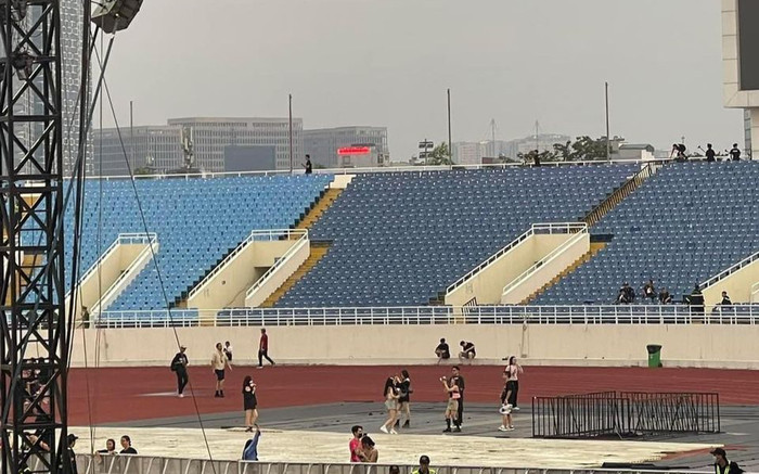 'Khóc thét' trước cảnh xếp hàng đi vệ sinh tại sân vận động Mỹ Đình Ảnh 2