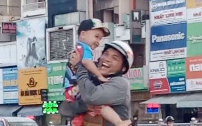 Rơi nước mắt khoảnh khắc hạnh phúc người cha một chân bế thốc con trai Ảnh 2