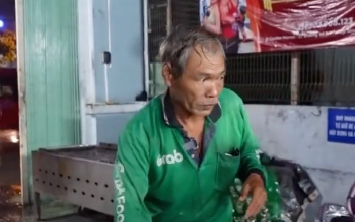 Thấy tài xế xe ôm ướt mưa, nhóm bạn mời vào quán ăn, phát hiện chuyện xúc động Ảnh 2