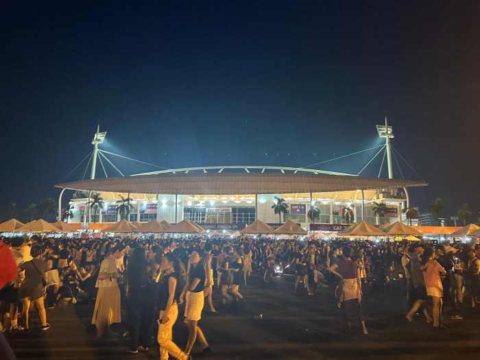  Dân tình 'hốt hoảng' khi thấy chàng trai đu concert BlackPink ... trên cây Ảnh 4