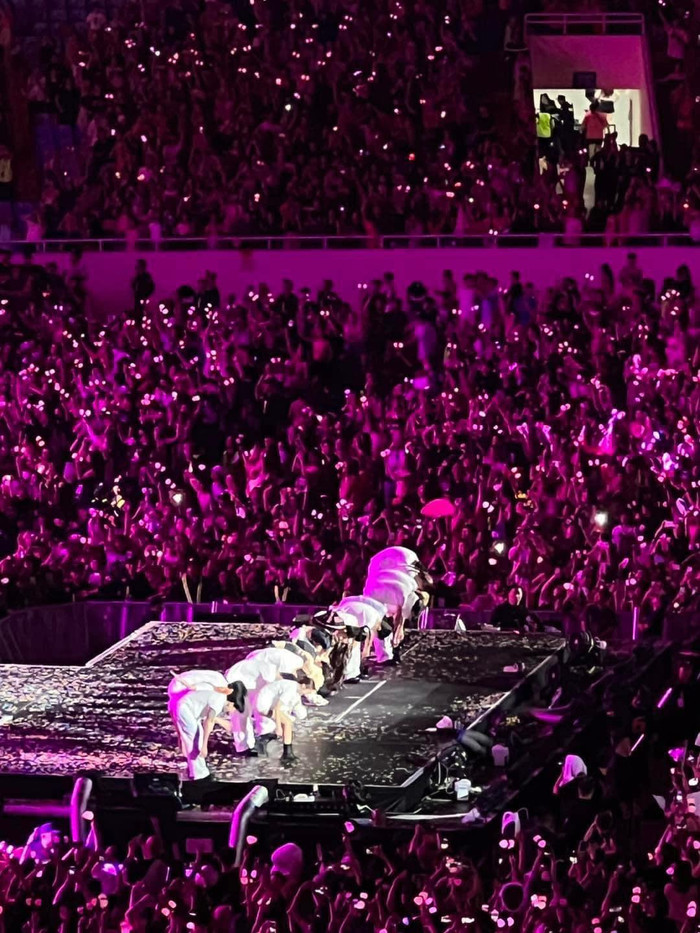 BLACKPINK đã chiêu đãi người hâm mộ Việt Nam đêm nhạc đầy thăng hoa.