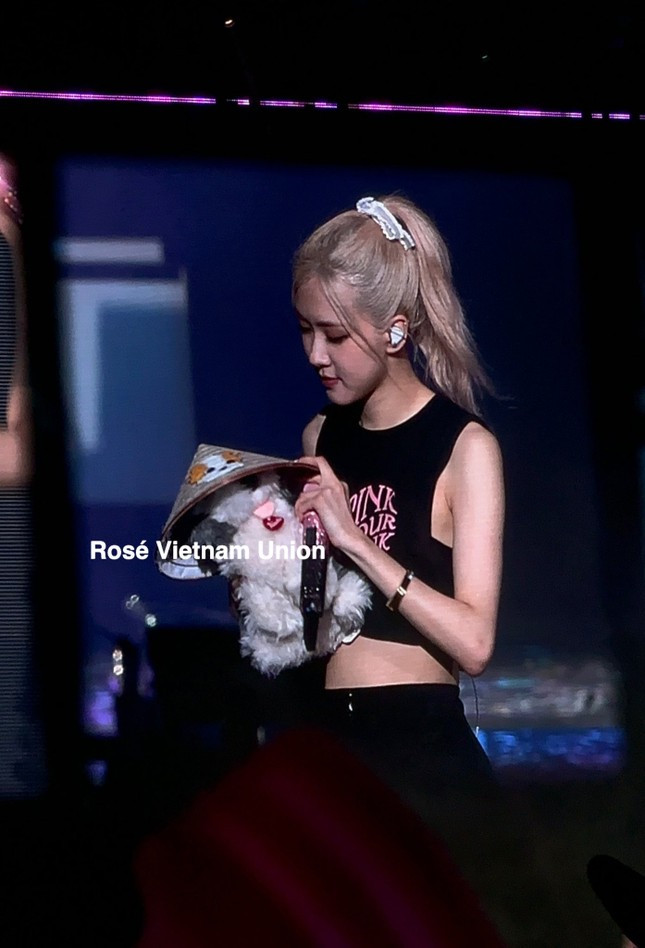 Cộng đồng fan Rosé tại Việt Nam rất vui khi cuối cùng, món quà đã được trao tận tay đến thần tượng