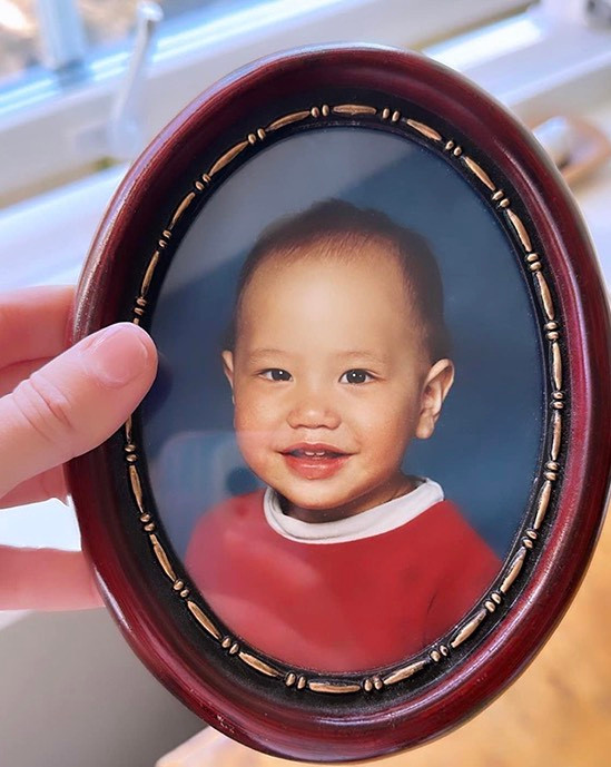 Nhìn lại tấm hình thuở bé của Kim Lý mới thấy Leon đúng chuẩn bản sao của ba.