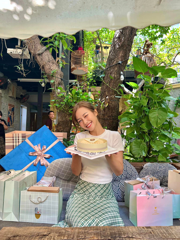 Khả Ngân đã nhận về nhiều món quà khác nhau mừng cô bước sang tuổi mới
