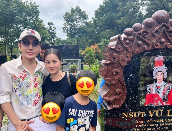 Hồng Loan - con gái NSƯT Vũ Linh đăng tải khoảnh khắc cùng nghệ sĩ Vũ Luân và các con đến thăm mộ ba. 