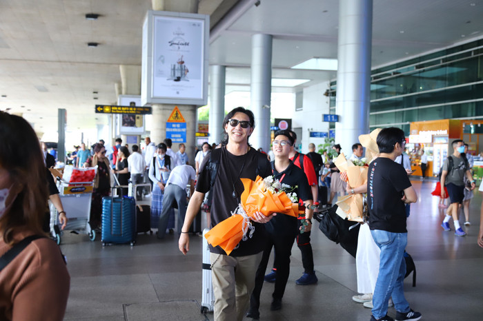 Nam diễn viên xuất hiện tại sân bay với trang phục giản dị.