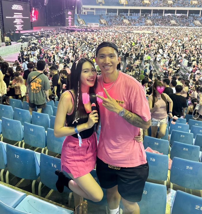 Hậu vệ Đoàn Văn Hậu và Doãn Hải My đã đi xem BLACKPINK biểu diễn ở sân Mỹ Đình. Hình ảnh này khiến cho fans thích thú, bởi Văn Hậu làm khán giả trên sân vận động mà anh thường xuyên thi đấu trong màu áo ĐTVN. Ảnh: FBNV