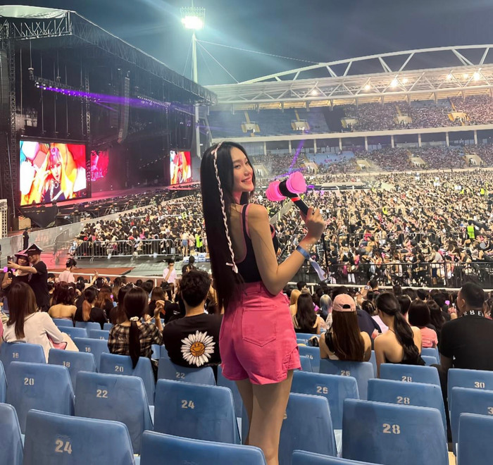 Doãn Hải My khoe dáng trên khán đài. Ảnh: FBNV