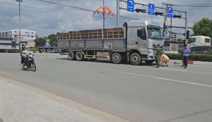  Cảnh tượng đau lòng dưới gầm xe tải sau tiếng động mạnh Ảnh 1
