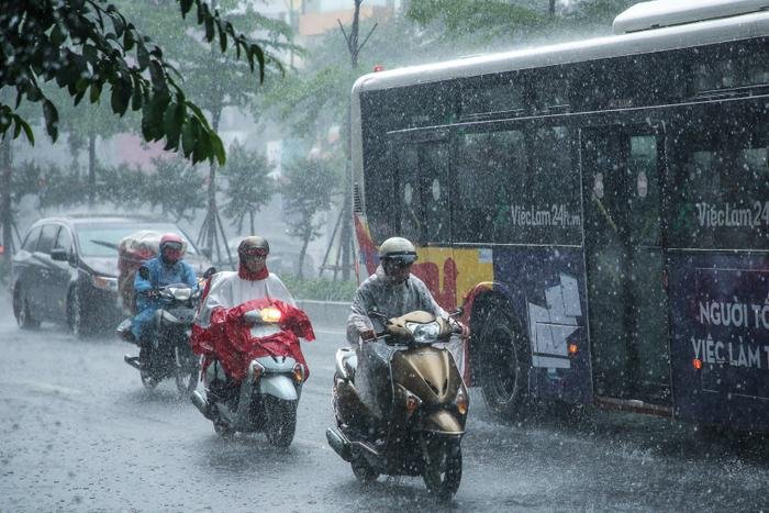 Bắc Bộ hứng mưa lớn từ chiều nay sau chuỗi ngày nắng nóng gay gắt Ảnh 1