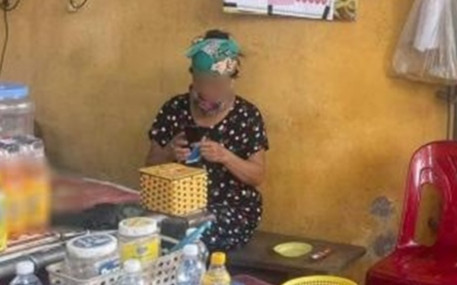 Cụ bà bán trà đá ngỡ gia cảnh khó khăn, khách vào quán thấy thứ đắt giá ngang ô tô Ảnh 2