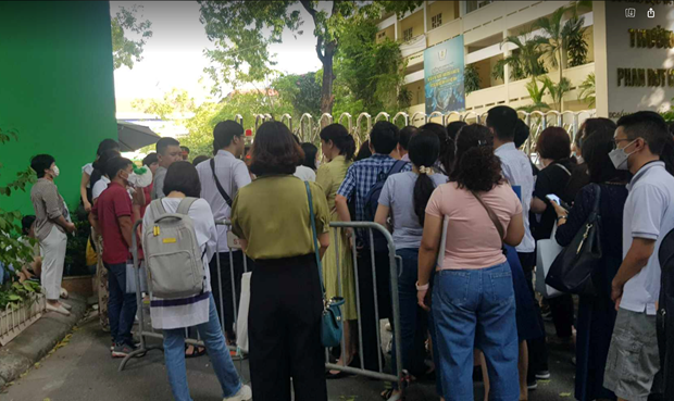  33.000 HS Hà Nội trượt lớp 10 công lập, cha mẹ chạy đôn chạy đáo ở cổng trường tư Ảnh 1