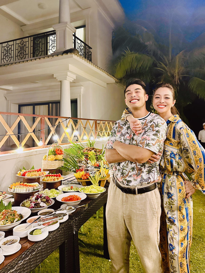  Jennifer Phạm khoe gia đình 3 thế hệ 'đẹp như tranh', diện mạo quý tử gây chú ý Ảnh 4